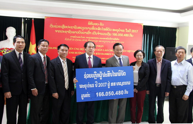 Người dân Lào quyên góp giúp Việt Nam khắc phục hậu quả thiên tai ảnh 1