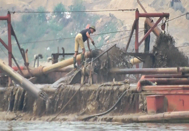 Yêu cầu xử lý nghiêm nạn ‘cát tặc’ sông Hồng theo VietnamPlus phản ánh ảnh 1