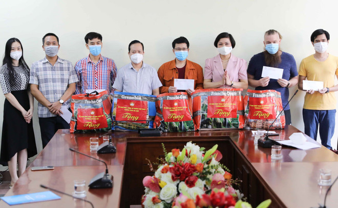 Món quà tuy nhỏ nhưng là nguồn động viên tinh thần lớn cho các bạn và thể hiện tình cảm của người dân Thủ đô, người Việt Nam với các em sinh viên nước ngoài nói riêng, bạn bè quốc tế nói chung. (Ảnh: Thanh Tùng/TTXVN) Thành phố Hà Nội hỗ trợ người nước ngoài bị ảnh hưởng dịch COVID-19 ảnh 1
