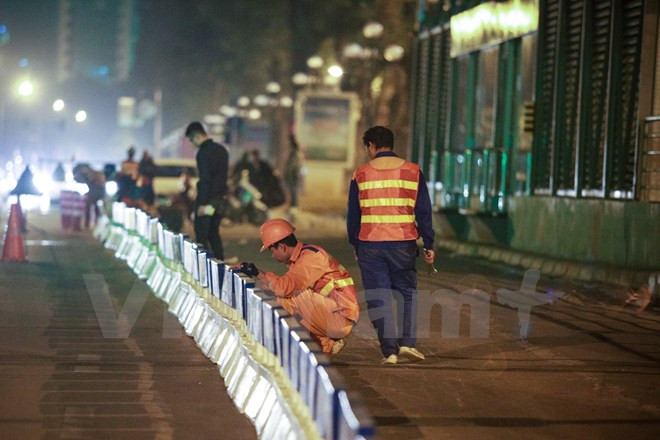 Hà Nội lắp dải phân cách cứng bảo vệ làn đường buýt nhanh BRT ảnh 1