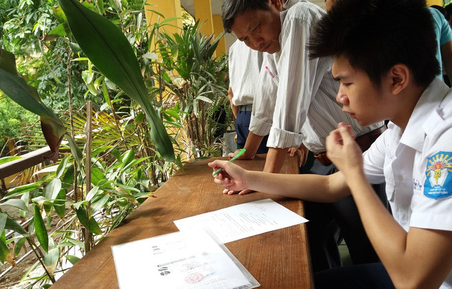 Thí sinh làm hồ sơ xét tuyển đại học. (Ảnh: Phạm Mai/Vietnam+) Tuyển sinh đại học 2021: Nắm chắc cơ hội, chọn ngành phù hợp ảnh 2