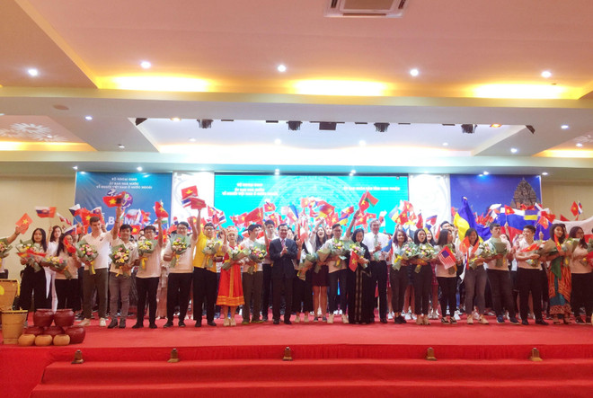Ban tổ chức trại hè tặng hoa cho thanh niên, sinh viên kiều bào tại lễ bế mạc. (Ảnh: Công Thử/TTXVN) Xúc động lễ bế mạc trại hè Việt Nam cho thanh thiếu niên kiều bào ảnh 2
