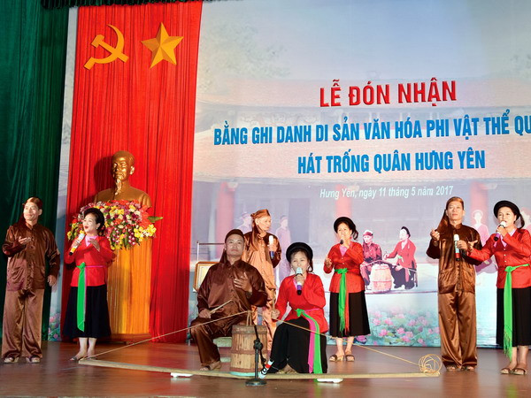 Tiết mục biểu diễn của Câu lạc bộ Trống quân xã Dạ Trạch, huyện Khoái Châu. (Ảnh: Mai Ngoan/TTXVN) Hát trống quân Hưng Yên là di sản văn hóa phi vật thể quốc gia ảnh 1