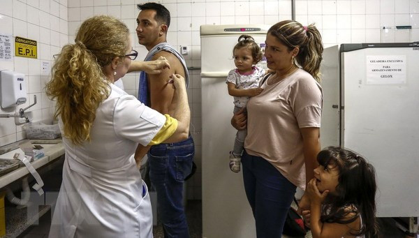 Tiêm phòng sốt vàng da cho người dân tại Sao Paolo, Brazil. (Nguồn: AFP/TTXVN) Singapore siết chặt quy định nhập cảnh phòng ngừa bệnh sốt vàng ảnh 1