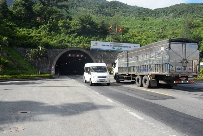 Phương tiện lưu thông qua hầm Hải Vân. (Ảnh: Việt Hùng/Vietnam+) Bộ Giao thông Vận tải nới mức phí tối đa BOT qua hầm đường bộ ảnh 1