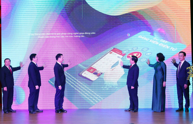Các đại biểu thực hiện nghi thức khai trương Sổ tay đảng viên điện tử. (Ảnh: An Đăng/TTXVN) ttxvn_so_tay_dang_vien_1104.jpg