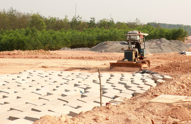 Vật liệu xây dựng được tập kết ngổn ngang ở Khu tái định cư xã Linh Trường, huyện Gio Linh (Quảng Trị). (Ảnh: Nguyên Lý/TTXVN) ttxvn_khu_tai_dinh_cu_cao_toc_van_ninh-cam_lo_1104-2.jpg