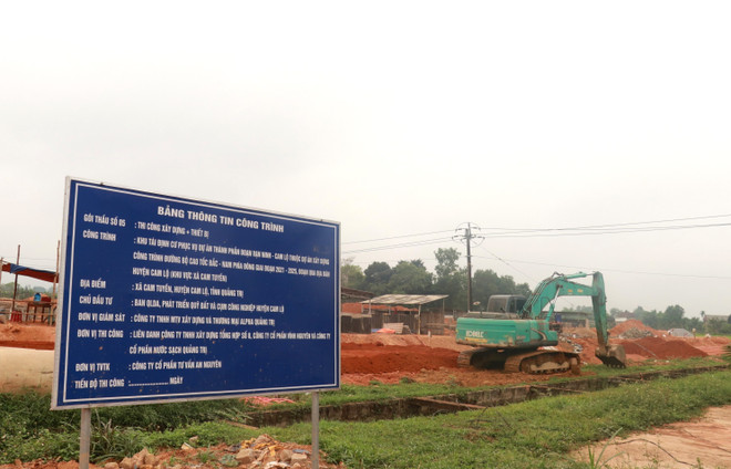 Khu tái định cư xã Cam Tuyền, huyện Cam Lộ (Quảng Trị) trong tình trạng còn dang dở. (Ảnh: Nguyên Lý/TTXVN) ttxvn_khu_tai_dinh_cu_cao_toc_van_ninh-cam_lo_1104-3.jpg