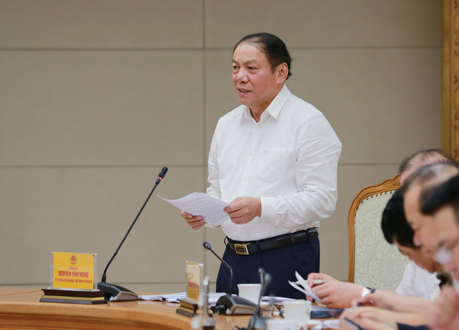 Bộ trưởng Bộ Văn hóa Thể thao và Du lịch Nguyễn Văn Hùng phát biểu. (Ảnh: TTXVN phát) ttxvn_pho_thu_tuong_tran_hong_ha_chu_tri_hop_xay_dung_nghi_dinh_ve_hoat_dong_van_hoc_3.jpg
