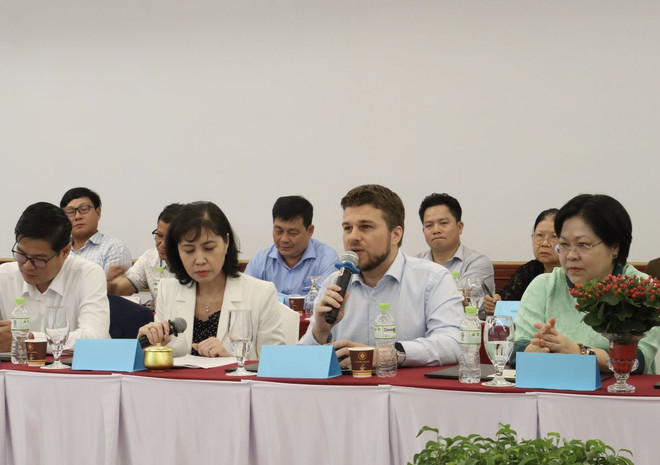 Ông Edward Olivier Helmond, Đại diện Công ty Neumann Gruppe Việt Nam nêu vấn đề tại hội nghị. (Ảnh: Xuân Anh/TTXVN) ttxvn_gia_caphe_lap_dinh_1104_3.jpg