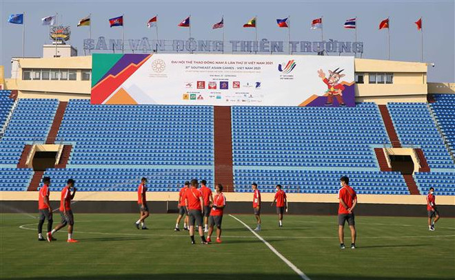 Sân Thiên Trường mở hội, người dân háo hức chờ “bữa tiệc” bóng đá ảnh 1