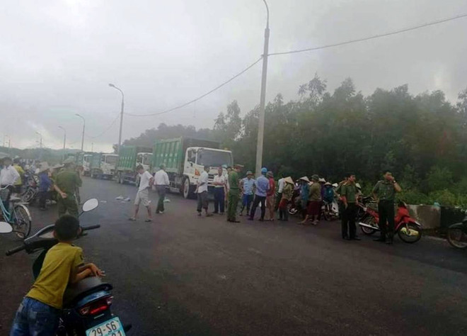 Hà Nội: Người dân lại chặn xe chở rác, “phong tỏa” bãi rác Nam Sơn ảnh 1