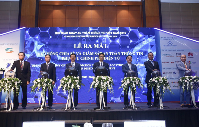 Phó Thủ tướng Vũ Đức Đam và các đại biểu thực hiện nghi thức ra mắt Hệ thống chia sẻ và giám sát an toàn thông tin phục vụ Chính phủ điện tử. (Ảnh: Minh Quyết/TTXVN) Hệ sinh thái sản phẩm an toàn, an ninh mạng phải là "Make in Vietnam" ảnh 2