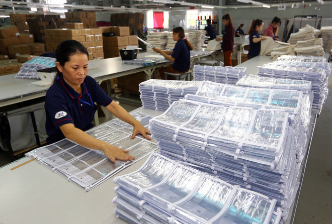 Sản xuất xúc xích tại nhà máy Công ty cổ phần Thực phẩm Nipponham Việt Nam, khu công nghiệp Long Hậu, Long An. (Ảnh: Danh Lam/TTXVN) Cải thiện môi trường kinh doanh, nâng cao năng lực cạnh tranh toàn cầu ảnh 1