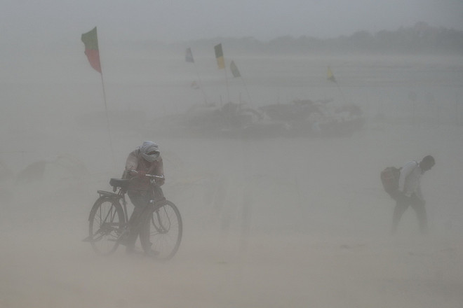 Bão cát lớn quét qua khu vực ngã ba sông tại Ấn Độ ảnh 2