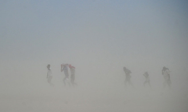 Bão cát lớn quét qua khu vực ngã ba sông tại Ấn Độ ảnh 1