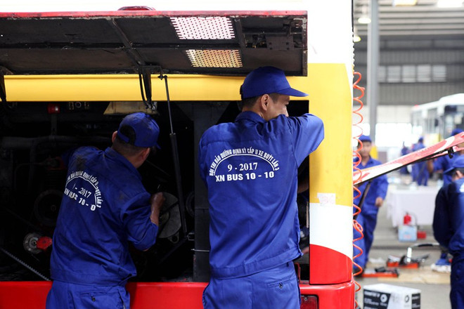 Hà Nội: Công nhân trổ tài thi ‘kỹ nghệ’ bảo dưỡng, sửa chữa xe buýt ảnh 7