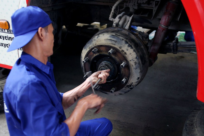 Hà Nội: Công nhân trổ tài thi ‘kỹ nghệ’ bảo dưỡng, sửa chữa xe buýt ảnh 4