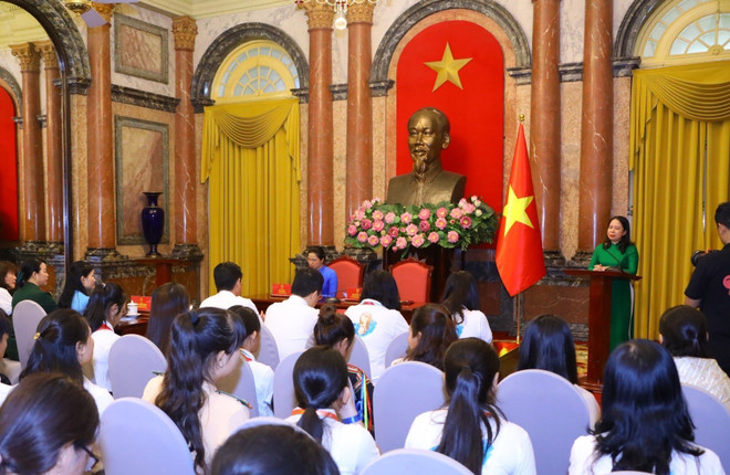 Phó Chủ tịch nước gặp mặt đoàn đại biểu dự Trại hè Hoa Hướng dương ảnh 3