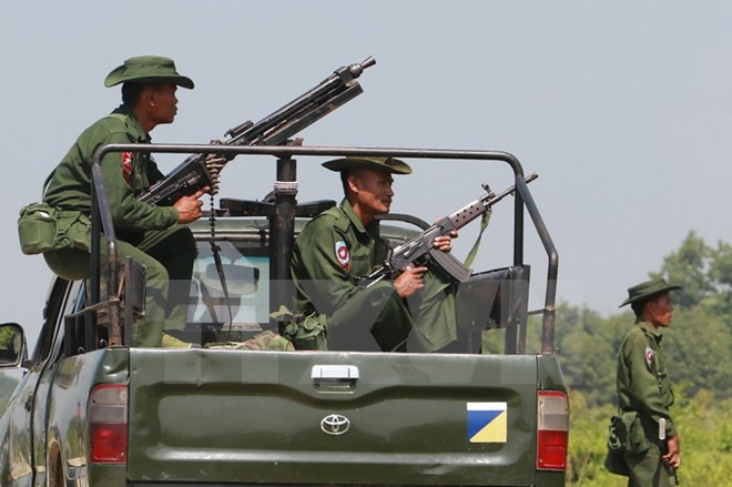 Binh sỹ Myanmar tuần tra tại khu vực Maungdaw, bang Rakhine. (Nguồn: AFP/TTXVN) Myanmar: Binh sỹ bang Rakhine đặt trong tình trạng báo động cao ảnh 1