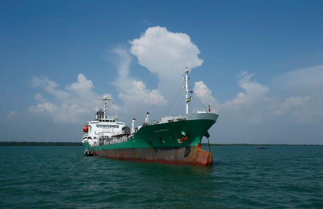 Ảnh minh họa. (Nguồn: Reuters) Cướp biển có vũ trang tấn công tàu chở dầu ngoài khơi Malaysia ảnh 1