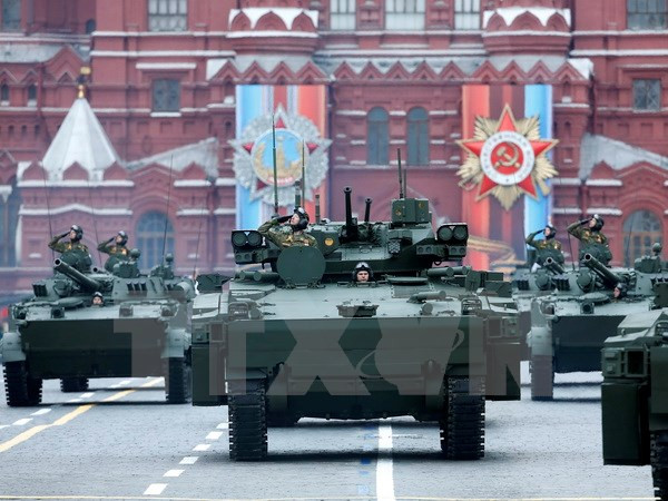 Xe quân sự của Nga tại lễ diễu binh kỷ niệm 72 năm Ngày Chiến thắng vĩ đại ở Moskva ngày 9/5. (Nguồn: EPA/TTXVN) Tướng NATO e ngại sức mạnh quân sự ngày càng tăng của Nga ảnh 1