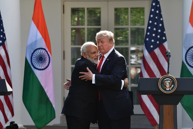 Tổng thống Mỹ Donald Trump (phải) và Thủ tướng Ấn Độ Narendra Modi trong cuộc họp báo chung sau hội đàm tại Nhà Trắng ở Washington, DC, ngày 26/6. (Nguồn: AFP/TTXVN) Mỹ-Ấn Độ cam kết thúc đẩy quan hệ song phương trên nhiều lĩnh vực ảnh 1