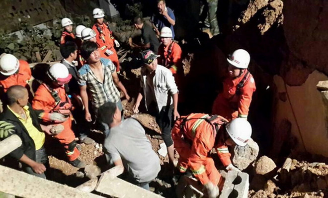 Cận cảnh đau thương sau vụ động đất 6,5 độ Richter ở Trung Quốc ảnh 14