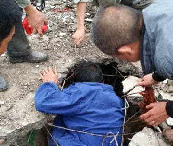 Cận cảnh đau thương sau vụ động đất 6,5 độ Richter ở Trung Quốc ảnh 2