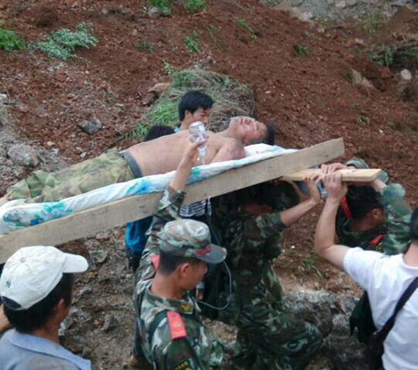 Cận cảnh đau thương sau vụ động đất 6,5 độ Richter ở Trung Quốc ảnh 13