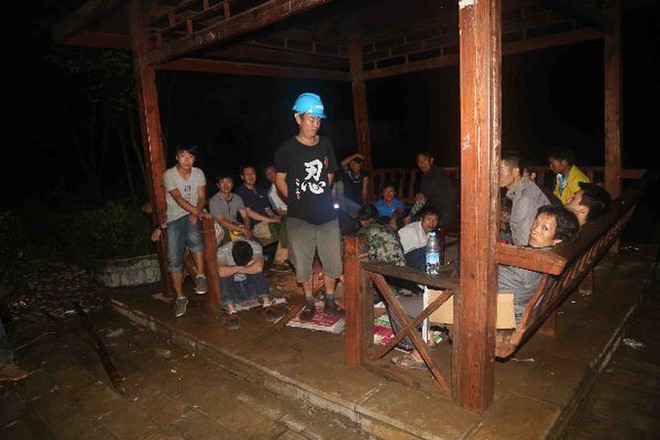 Cận cảnh đau thương sau vụ động đất 6,5 độ Richter ở Trung Quốc ảnh 4