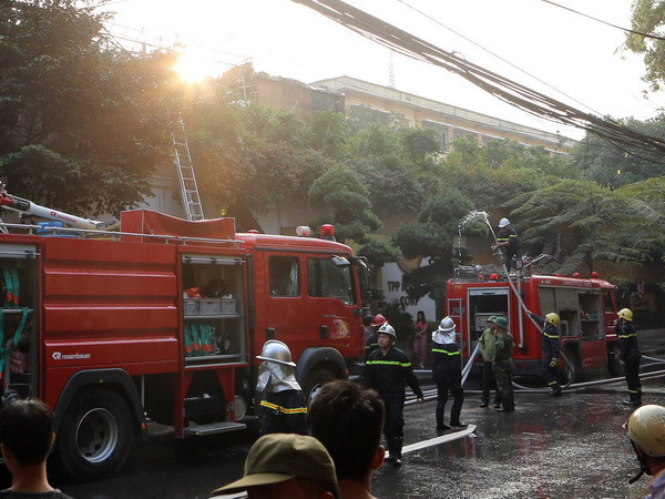 Hà Nội: Cháy lớn tại tổ hợp nhà hàng, quán càphê số 5 Phan Kế Bính ảnh 1