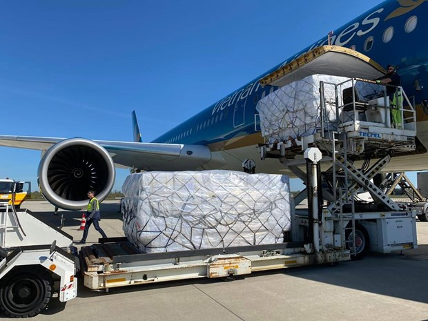 Các hãng bay đã tận dụng khoảng thời gian không có khách chuyển sang vận chuyển hàng hóa nhằm duy trì nguồn thu. (Ảnh: CTV/Vietnam+). COVID-19 bẻ gãy đà phát triển, ngành giao thông tìm ‘thuốc hồi sinh’ ảnh 2