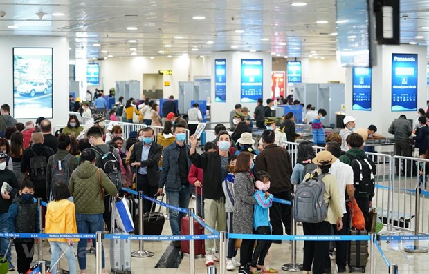 Hành khách đã bắt đầu quay trở lại chọn hàng không làm phương tiện đi lại sau khi kiểm soát tốt dịch bệnh COVID-19. (Ảnh: Phan Công/Vietnam+) COVID-19 bẻ gãy đà phát triển, ngành giao thông tìm ‘thuốc hồi sinh’ ảnh 3