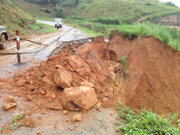 Cao Bằng: Nhiều tuyến đường sạt lở nghiêm trọng sau mưa lớn ảnh 1