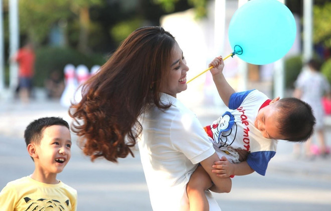 Hạnh phúc mẹ và con. (Ảnh: Thành Đạt/TTXVN) Toàn văn Chỉ thị của Ban Bí thư đối với công tác xây dựng gia đình ảnh 1