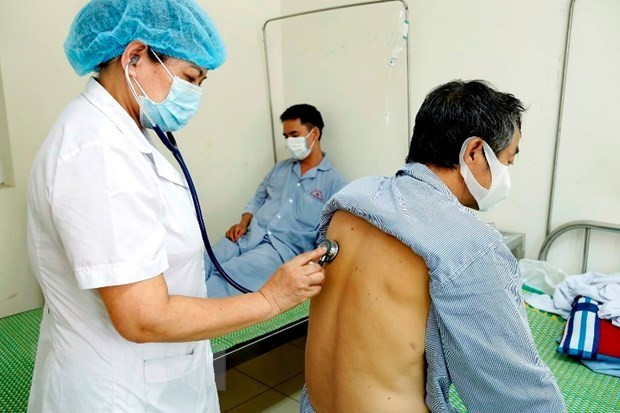 Điều trị cho bệnh nhân mắc bệnh lao. (Nguồn: TTXVN) Ứng dụng công nghệ mHealth để quản lý lao kháng đa thuốc ảnh 1
