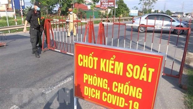 Tạm giữ 2 kẻ chống người thi hành công vụ, né chốt kiểm soát dịch ảnh 1