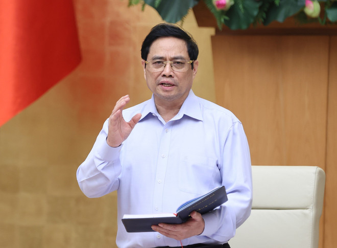Thủ tướng Phạm Minh Chính chủ trì cuộc họp khẩn của Chính phủ với Ban Chỉ đạo Quốc gia phòng, chống COVID-19 để nghe báo cáo tình hình dịch bệnh, trên cơ sở đó xem xét, quyết định những giải pháp mạnh mẽ hơn, quyết liệt hơn trước những diễn biến dịch phức tạp hiện nay. (Ảnh: Dương Giang/TTXVN) Thủ tướng yêu cầu thực hiện nghiêm Chỉ thị 16 và có thể ở mức cao hơn ảnh 1