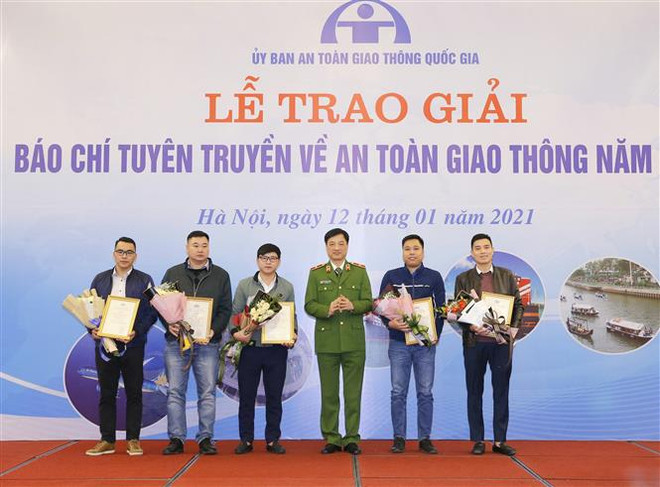 Báo chí góp phần hình thành văn hóa giao thông trong xã hội ảnh 1