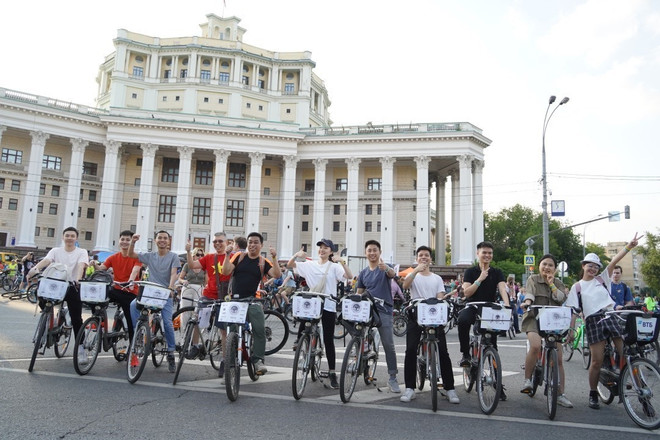 Nga: Ấn tượng với lễ hội xe đạp đêm ở thủ đô Moskva ảnh 2