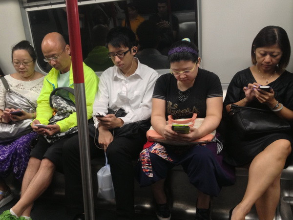 Hong Kong bỏ bớt ghế tàu vì điện thoại thông minh? ảnh 1