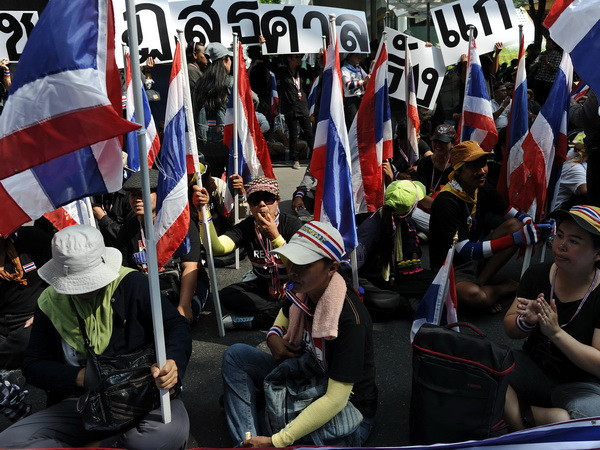 Lực lượng "áo đỏ" bao vây Ủy ban chống tham nhũng ảnh 1