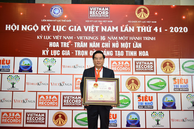 Tổng giám đốc BIENDONG POC Ngô Hữu Hải nhận Bằng xác lập và Kỷ niệm chương của Tổ chức Kỷ lục Việt Nam. (Nguồn: petrovietnam.petrotimes.vn) Biendong POC nhận kỷ lục lễ chào cờ xa đất liền nhất trên Biển Đông ảnh 1