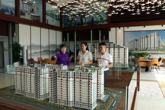 Khách hàng tìm hiểu mua nhà ở xã hội thuộc dự án Khu phức hợp Thủy Vân giai đoạn 2, khu B đô thị mới An Vân Dương. (Ảnh: Đỗ Trưởng/TTXVN) thua_thien_-_hue_day_nhanh_tien_do_xay_dung_nha_o_xa_hoi2.jpg