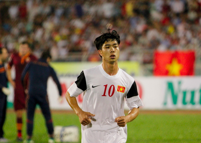 Lối chơi áp sát của đối thủ đã khiến nhạc trưởng của U19 Việt Nam mất rất nhiều sức. Hàng thủ Roma vô hiệu hóa Công Phượng như thế nào? ảnh 7