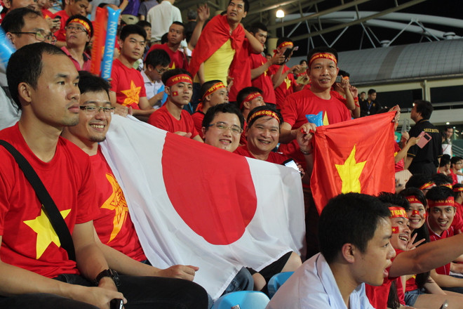 Cổ động viên Việt Nam dành tặng món quà bất ngờ cho HLV Miura ảnh 1