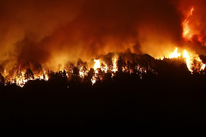 Cháy rừng đe dọa cơ sở lọc dầu ở Canada, 7.000 người sơ tán ảnh 1