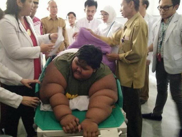 Cậu bé béo nhất thế giới mong muốn được tới trường học ảnh 1