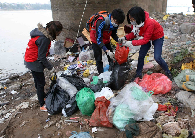 Thả tro nhang xuống sông Hồng: Việc tâm linh vô tình thành điều ác! ảnh 2